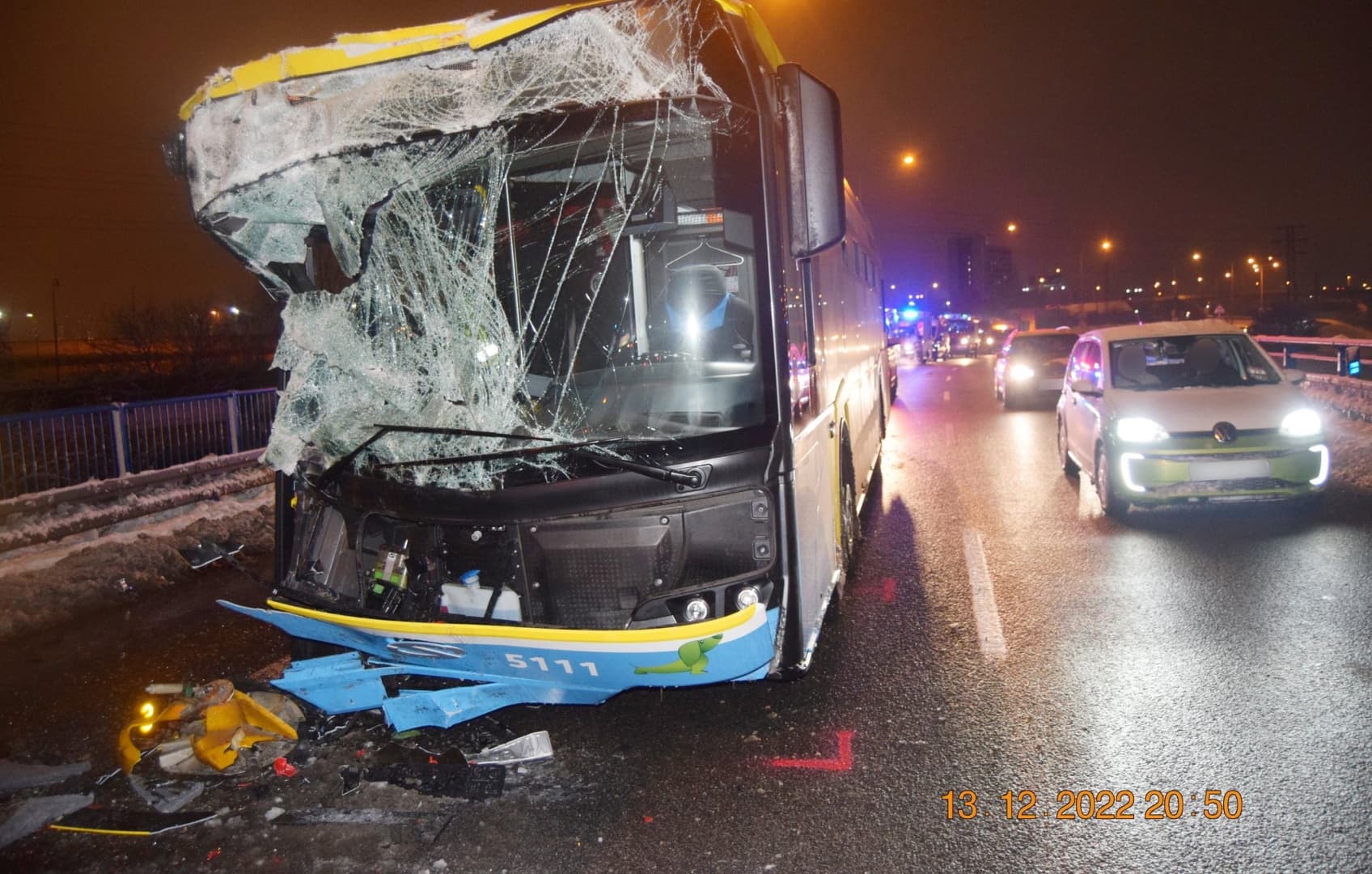 SÚLYOS BALESET: Szóróautónak ütközött a városi tömegközlekedés autóbusza, sokan megsérültek