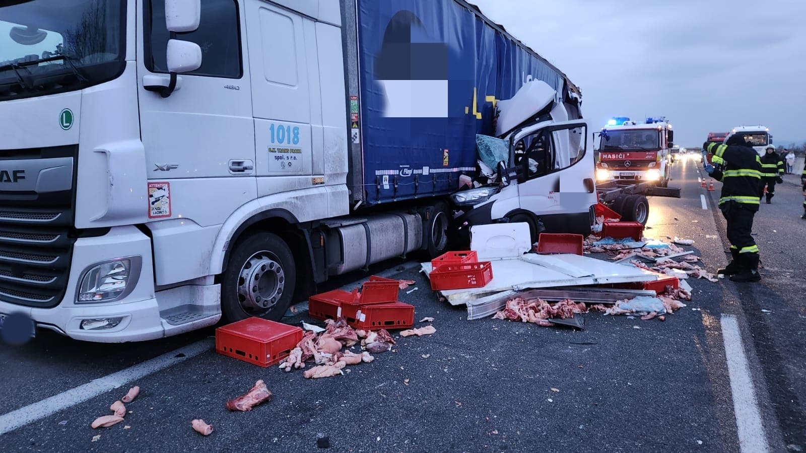 ŐRÜLET: Kamionnak csapódott a kisteherautó, leszakadt az utóbbi hűtőboxa, abba meg „beparkolt” egy Škoda