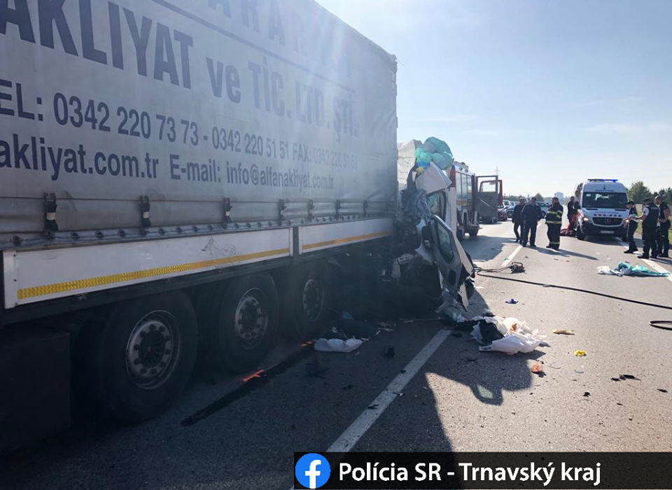 SÚLYOS BALESET: A kamion ittas sofőrjét bírságolták a rendőrök, amikor a járműbe rohant a furgon Galántánál
