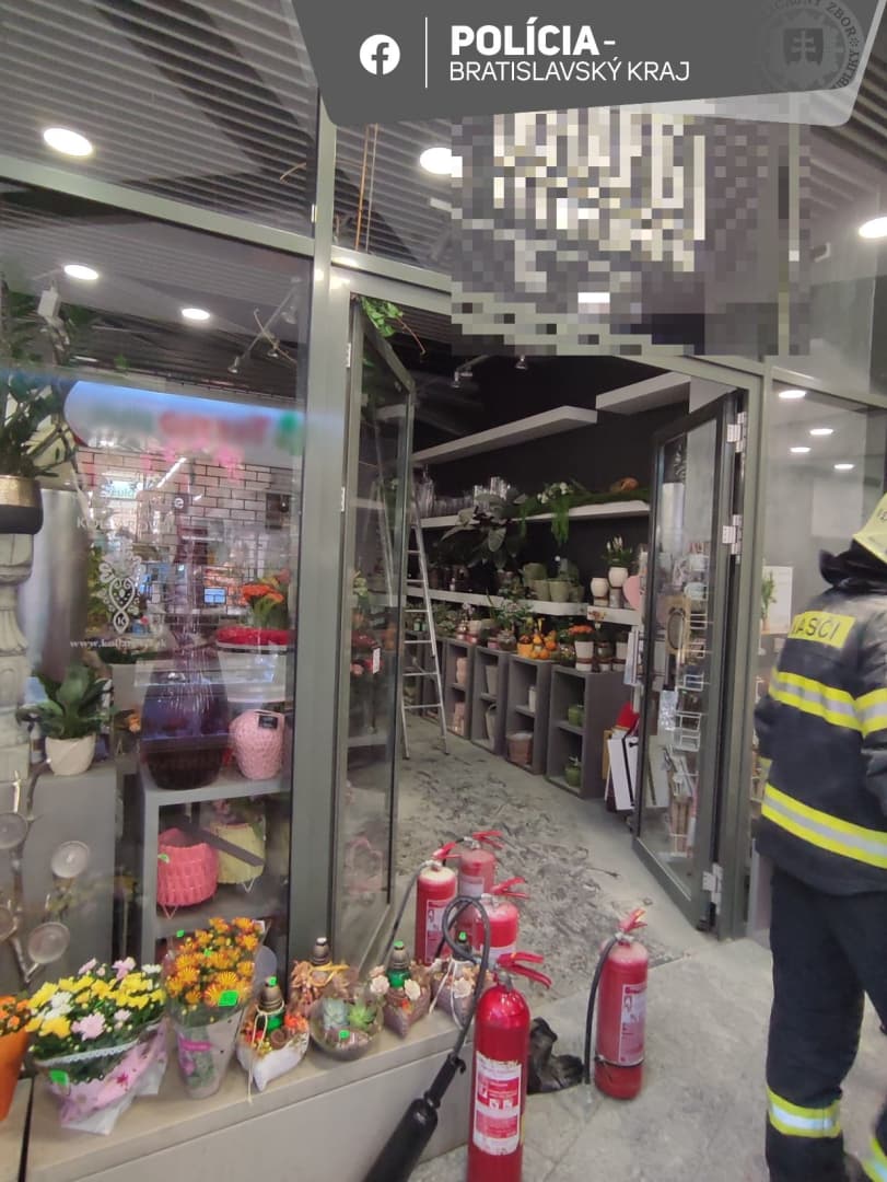 Füst okozott riadalmat a pozsonyi áruházban, evakuálták az épületet (FOTÓK)