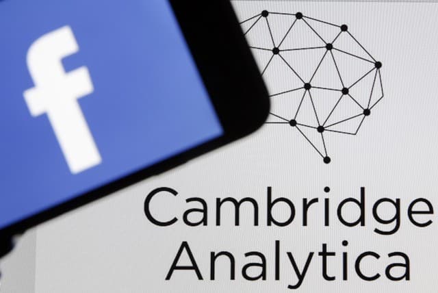 Cambridge Analytica - Európai Bizottság: akár 2,7 millió európai felhasználót is érinthetett az adatgyűjtés