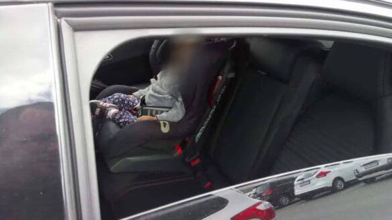 „Ne felejts az autóban“ – a gyerekek nem élik túl a 60 fokos hőséget a járműbe zárva