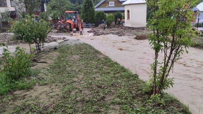 Több falut elárasztott a hirtelen lezúduló csapadék, harmadfokú árvízkészültséget rendeltek el
