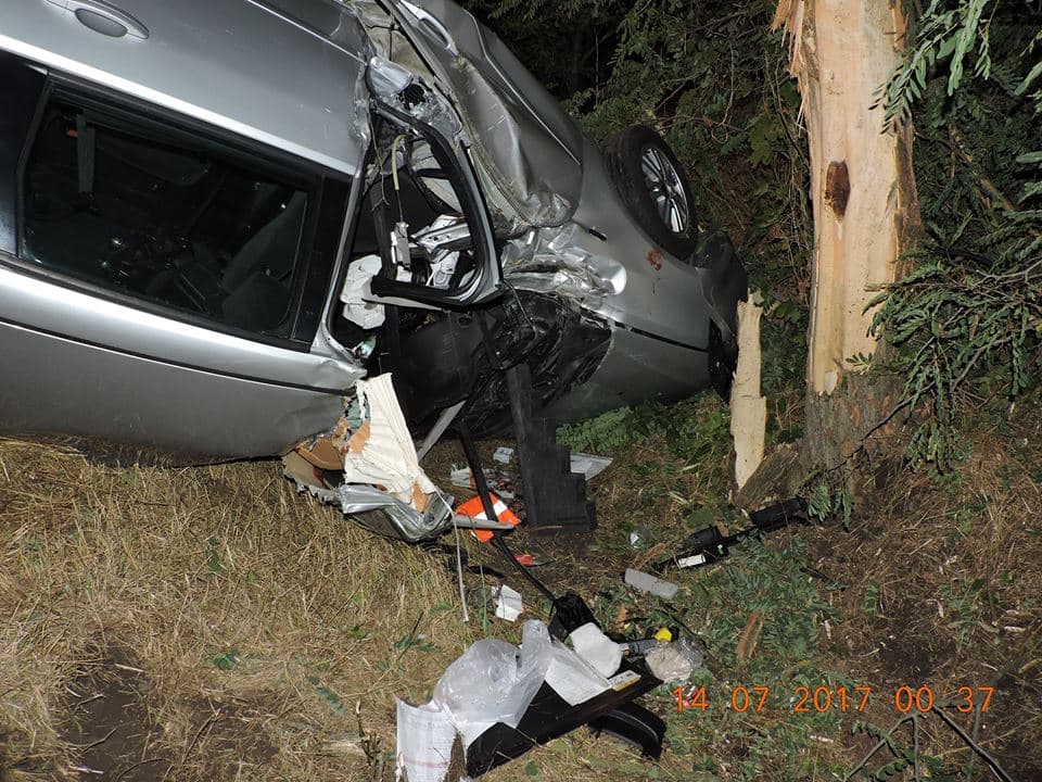 Halálos baleset a Komáromi járásban: fának csapódott egy autó