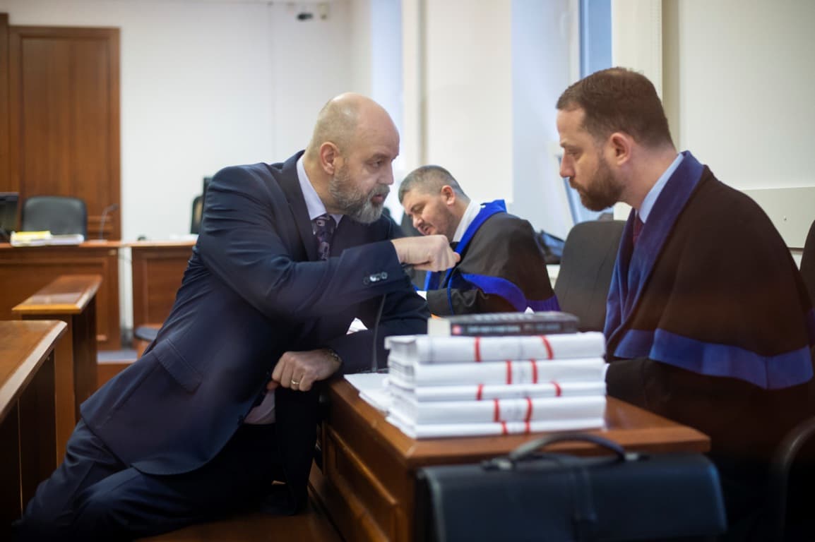 VÁLTÓHAMISÍTÁS: Rusko faképnél hagyta a bíróságot, a pert célzatosnak minősítette