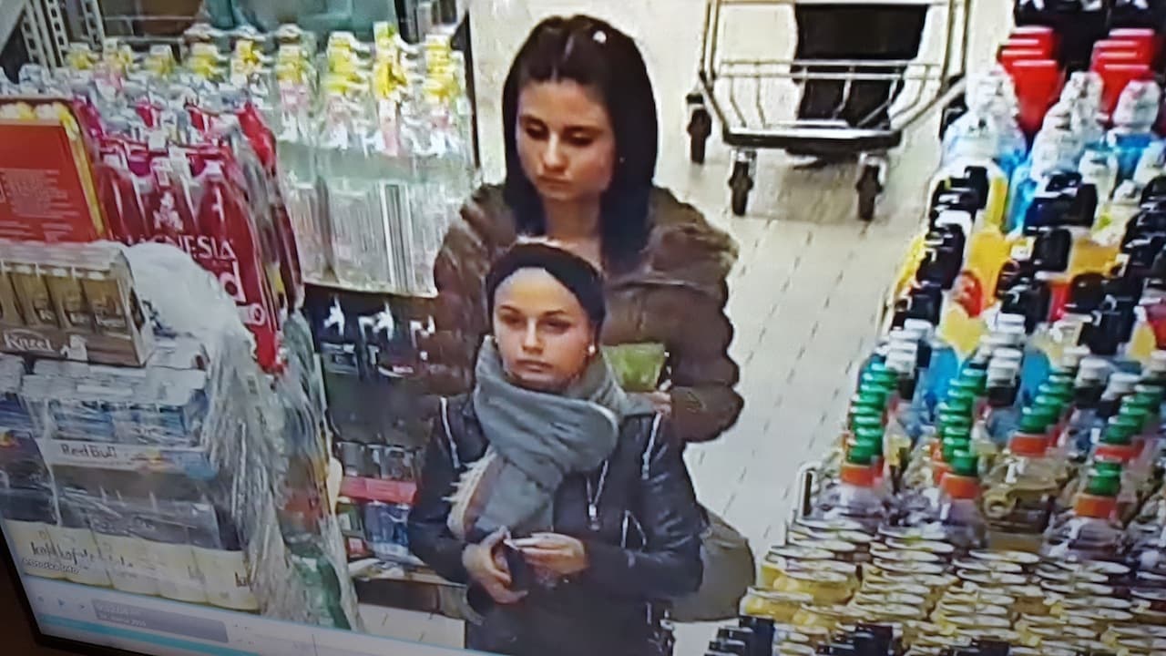 Ez a két nő zsebelt ki nyugdíjasokat az áruházban