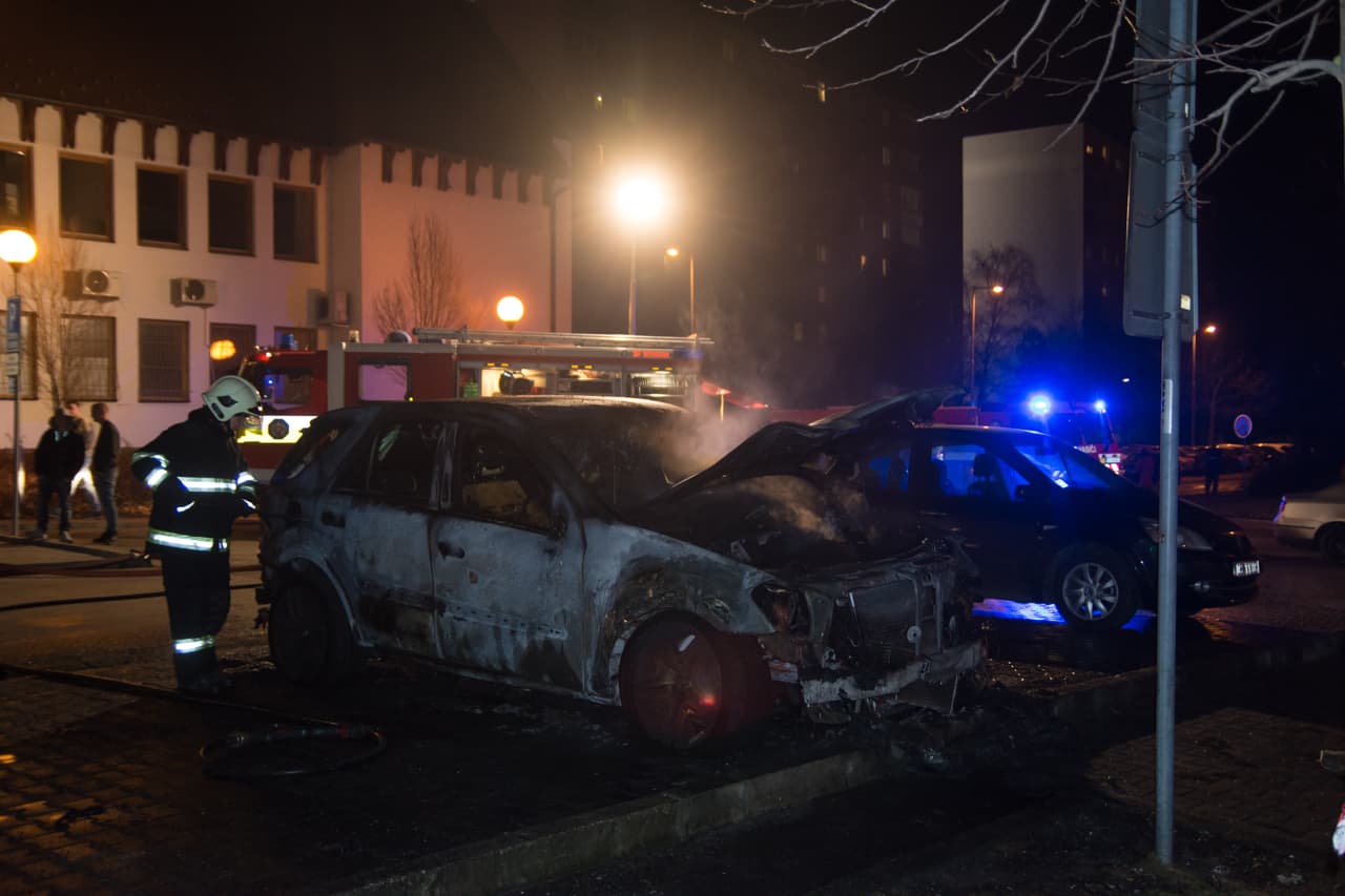 Felgyújtottak egy autót a dunaszerdahelyi városháza tövében!