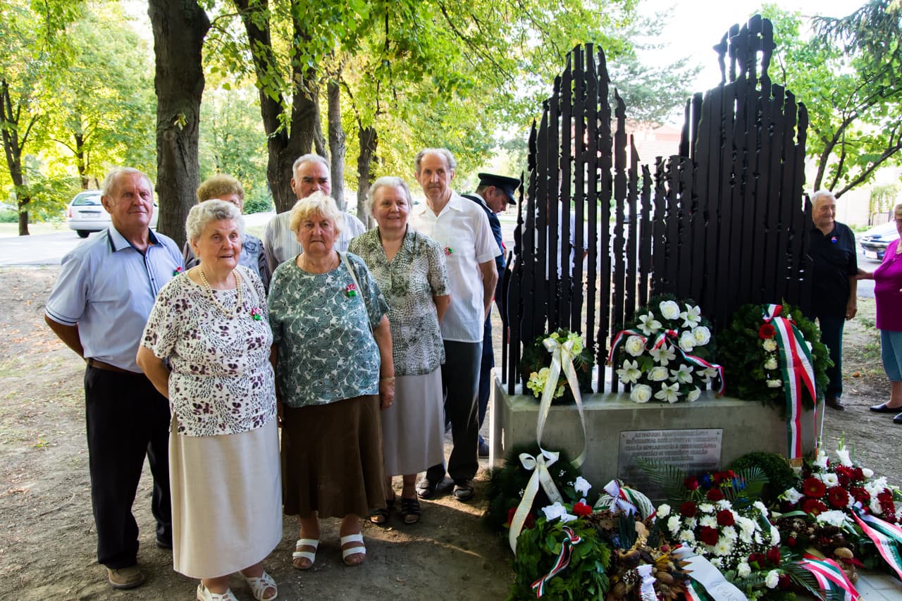 Szobrot szenteltek a több száz kitelepített lakos emlékének Vezekényen