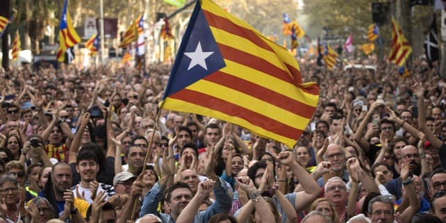 Tízezrek tüntettek Barcelonában a lecsukott katalán vezetők szabadon engedéséért