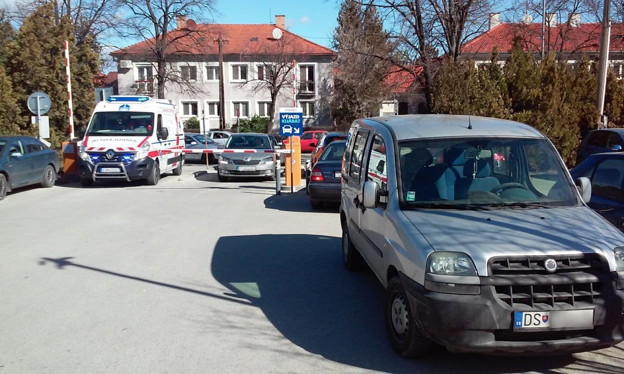 Büntetlen maradt a mentőt akadályozó módon parkoló kocsi a dunaszerdahelyi kórháznál