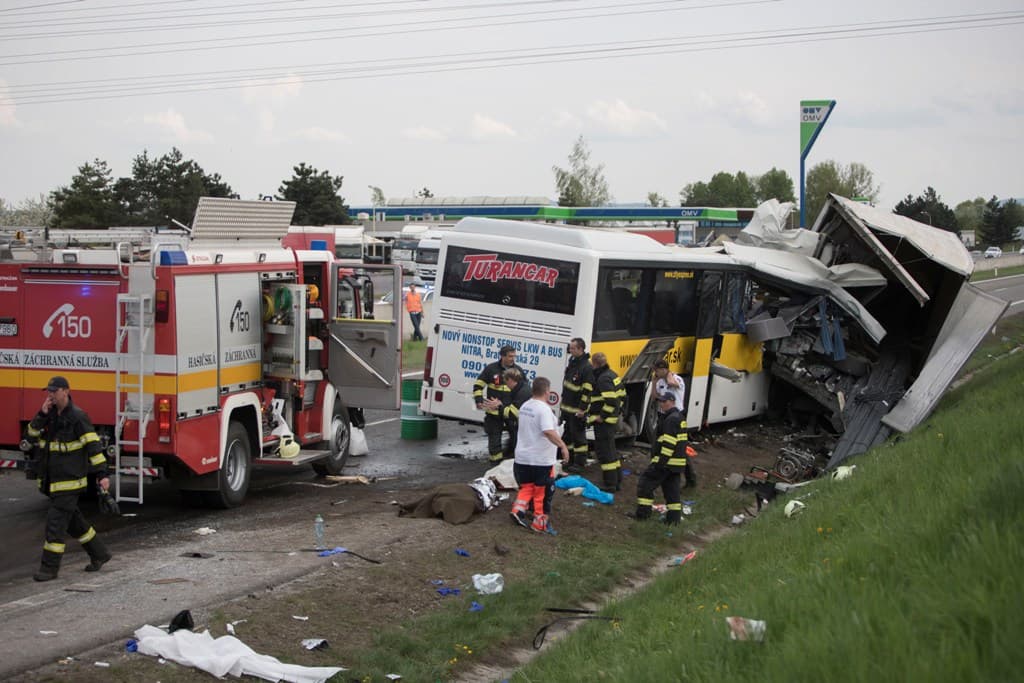 TRAGÉDIA: Megrázó fotók a busz és a teherautó balesetéről, meghalt a busz két utasa