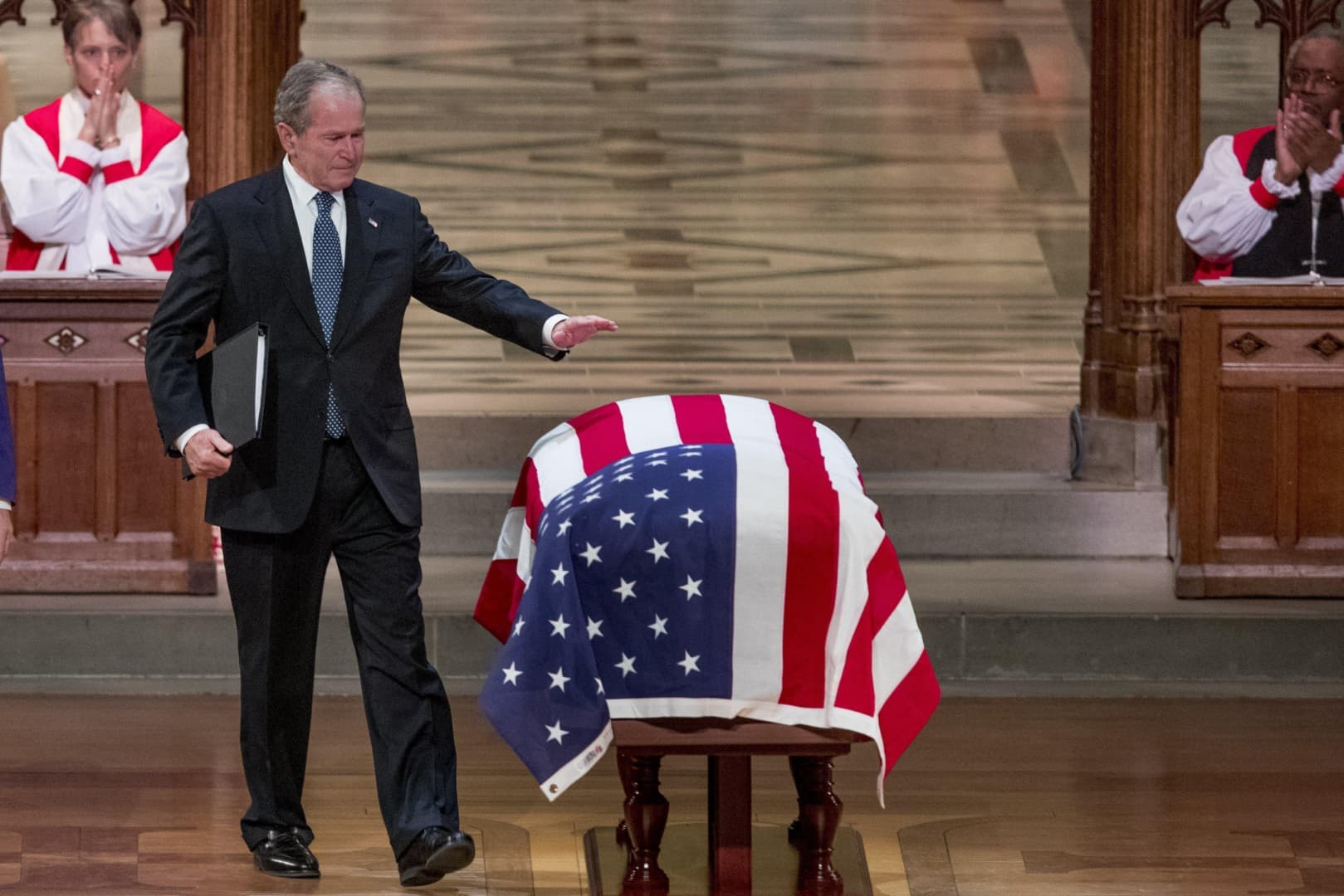Örök nyugalomra helyezték a néhai George H.W. Bush elnököt