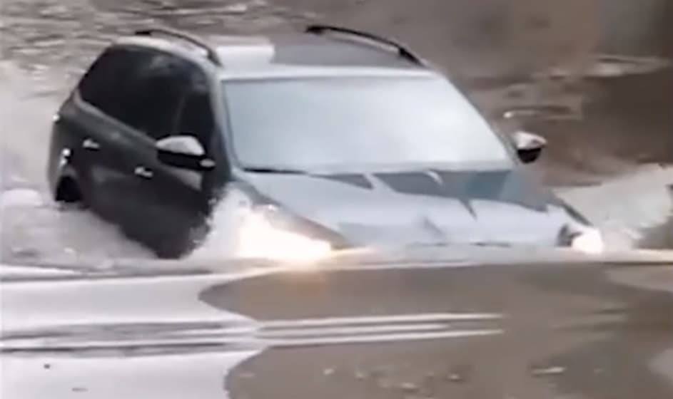 PECH: Ez a pozsonyi autós úgy hitte, simán átmegy a félméteres vízen (Videó)