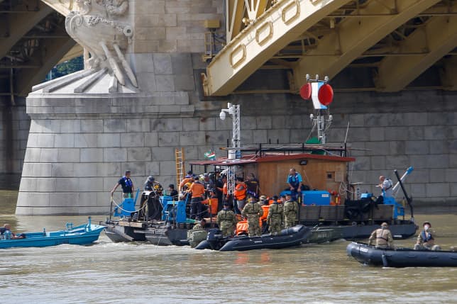 Dunai hajóbaleset - Újabb áldozatot emeltek ki a Dunából, a hajóroncsnál