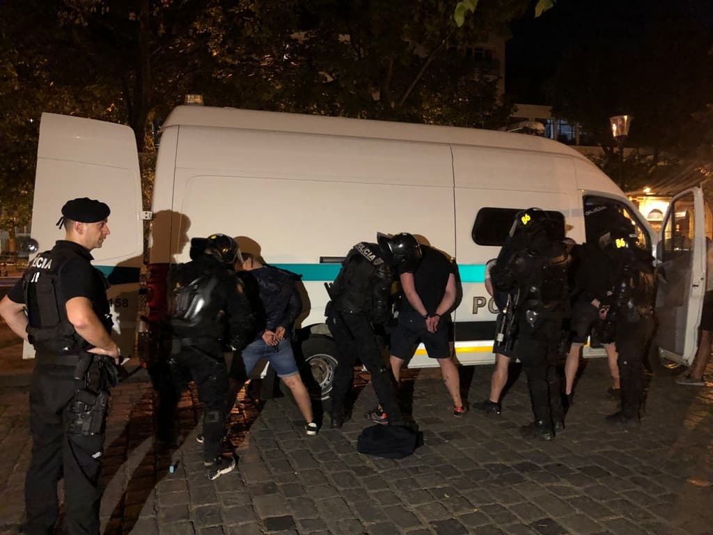 Börtönbüntetés mellett kitoloncolással sújtották a Pozsonyban verekedő szurkolókat