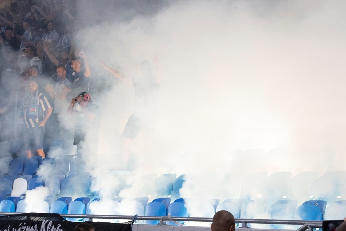 Balhé Pozsonyban: felgyújtották szektorukat a Slovan szurkolói, egyikük megrúgott egy Spartak-játékost (VIDEÓ)