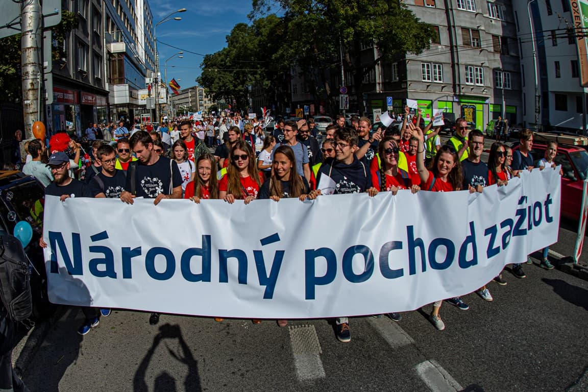 Menet az életért: 50 ezren is lehettek Pozsony utcáin (FOTÓK)