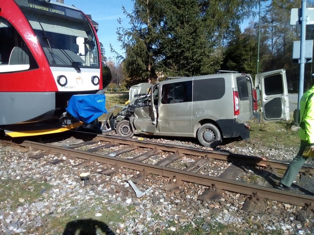 Furgonnal ütközött egy vonat – öten megsérültek, egy személyt mentőhelikopterrel vittek el