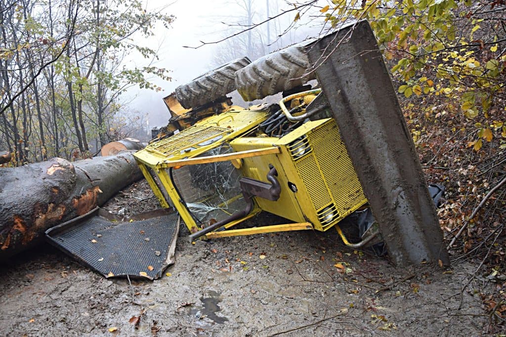 TRAGÉDIA: Kiesett a traktorból a sofőr, a jármű ráborult és halálra nyomta