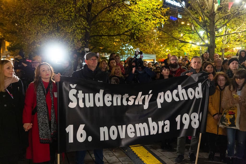 Ezrek gyűltek össze Pozsony utcáin és terein a bársonyos forradalom 30. évfordulóján