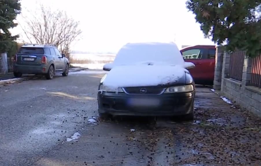 Több mint egy éve áll a komáromi ház előtt egy Opel, és ez nem az első "parkolója"