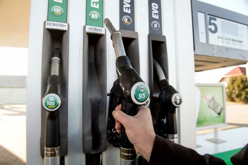 Nem és nem akar csökkenni a benzin ára – mire számíthatnak az autósok nyáron?
