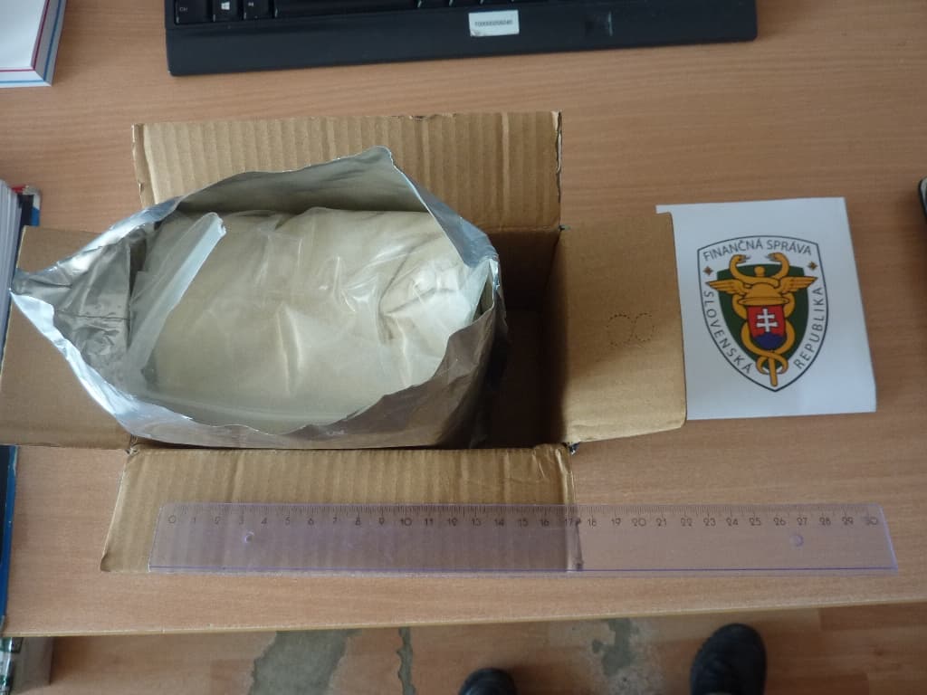 Hollandiából érkező, több kilogrammnyi új típusú kábítószert foglaltak le a szlovák vámosok
