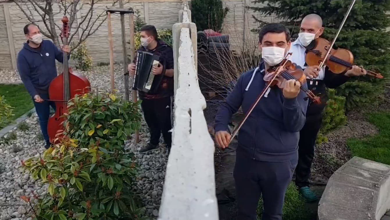 A zenész karanténban is zenész – így találták fel magukat saját kertjeikben a csallóközi muzsikusok! (Videó)