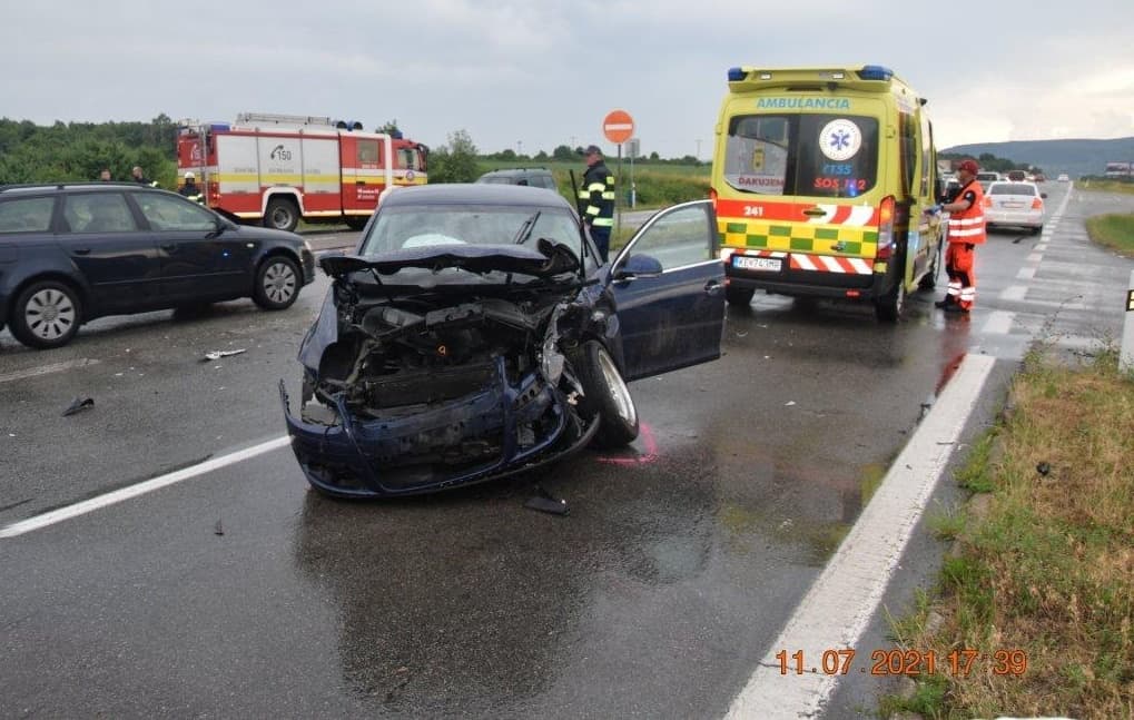 Kihajtott a Volkswagen a Škoda elé a kereszteződésben, nyolc sérült!
