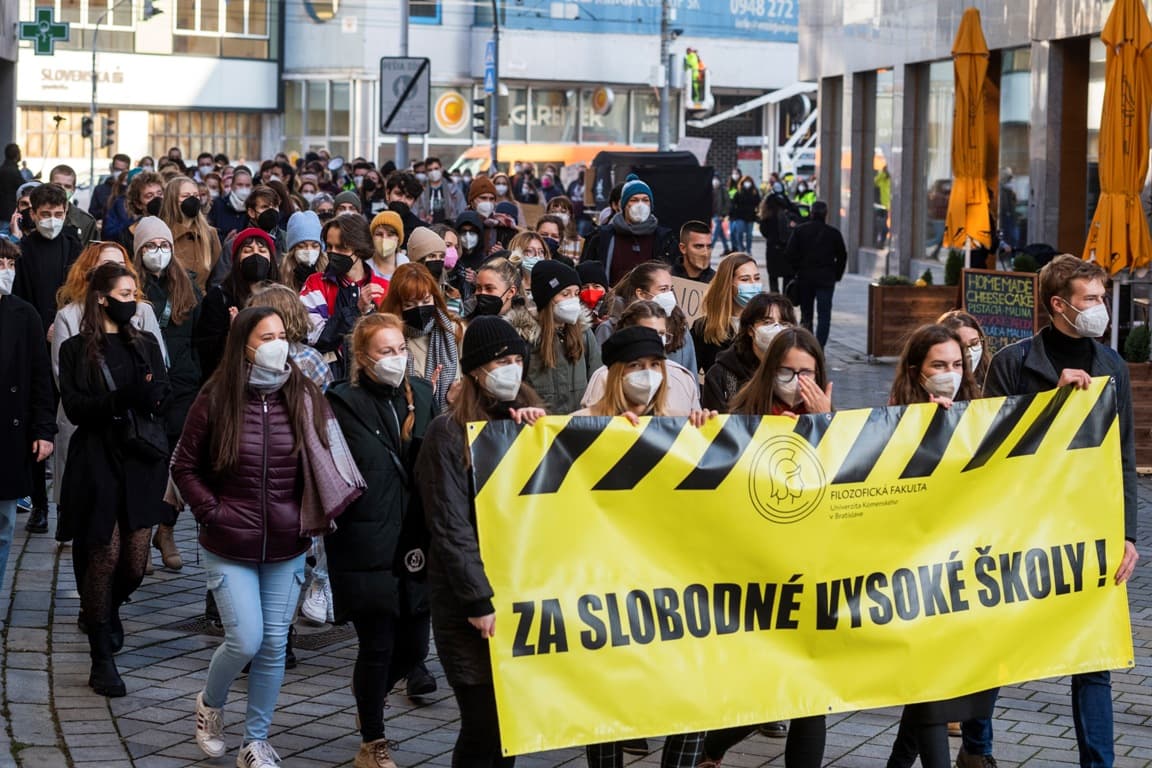 Szabad főiskolákért vonultak utcára a diákok Pozsonyban
