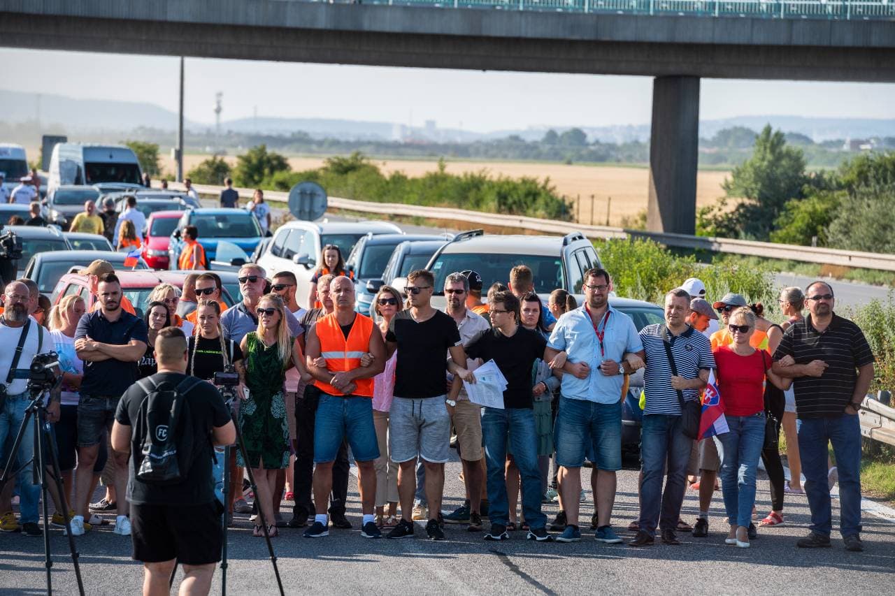 „Szégyen, nem hagyjuk teszteltetni magunkat” - kiabálták az élőláncot alkotó tüntetők a Dunacsún-Rajka határátkelőnél