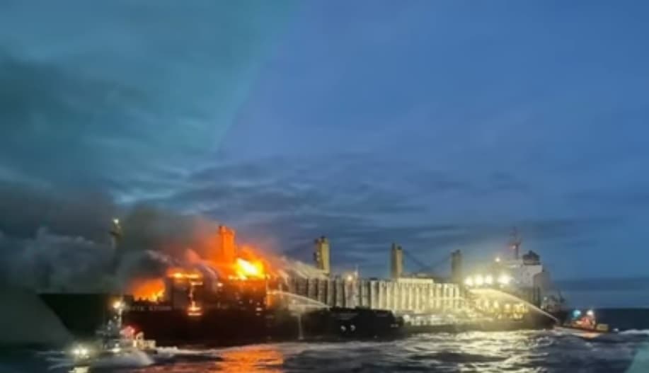 Lángol egy teherhajó rakománya Svédország partjainál