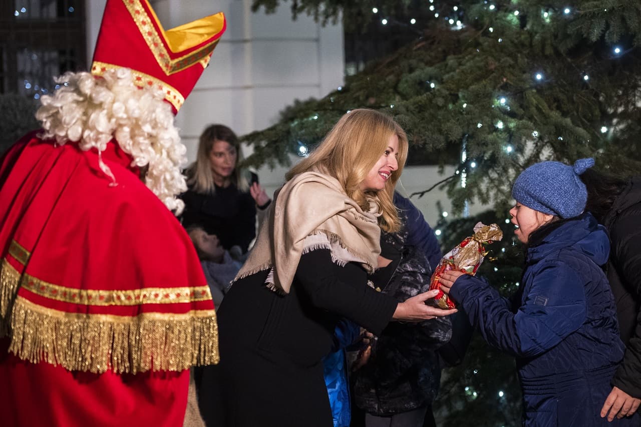 Fogyatékkal élő gyerekekkel gyújtotta meg a karácsonyi fényeket Čaputová