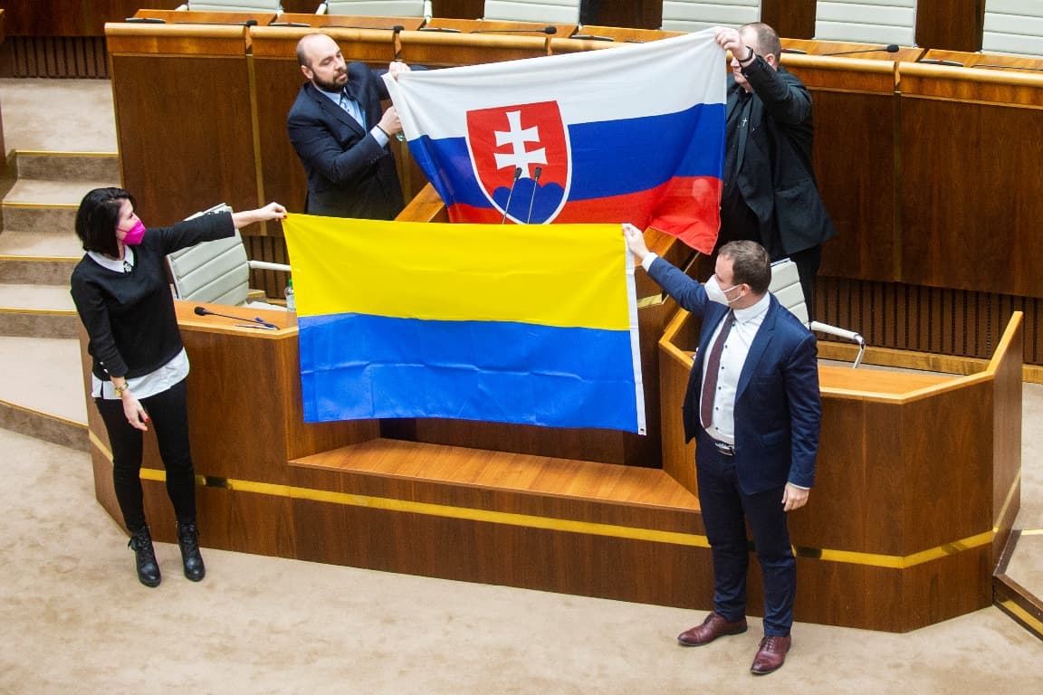 Garázdasággal gyanúsítják a két kotlebás képviselőt, akik a parlamentben lelocsolták az ukrán zászlót