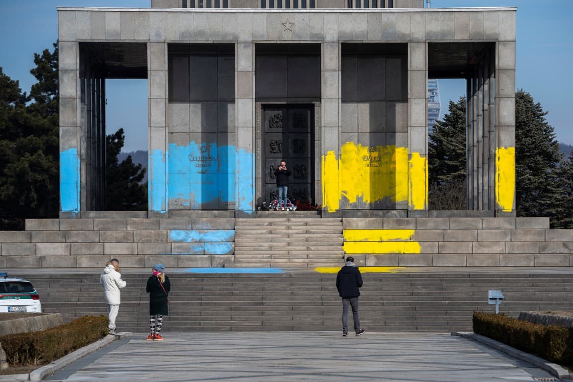 Restaurátoroknak kell helyrehozniuk a kék-sárgára mázolt Slavín emlékművet, reagáltak a politikusok