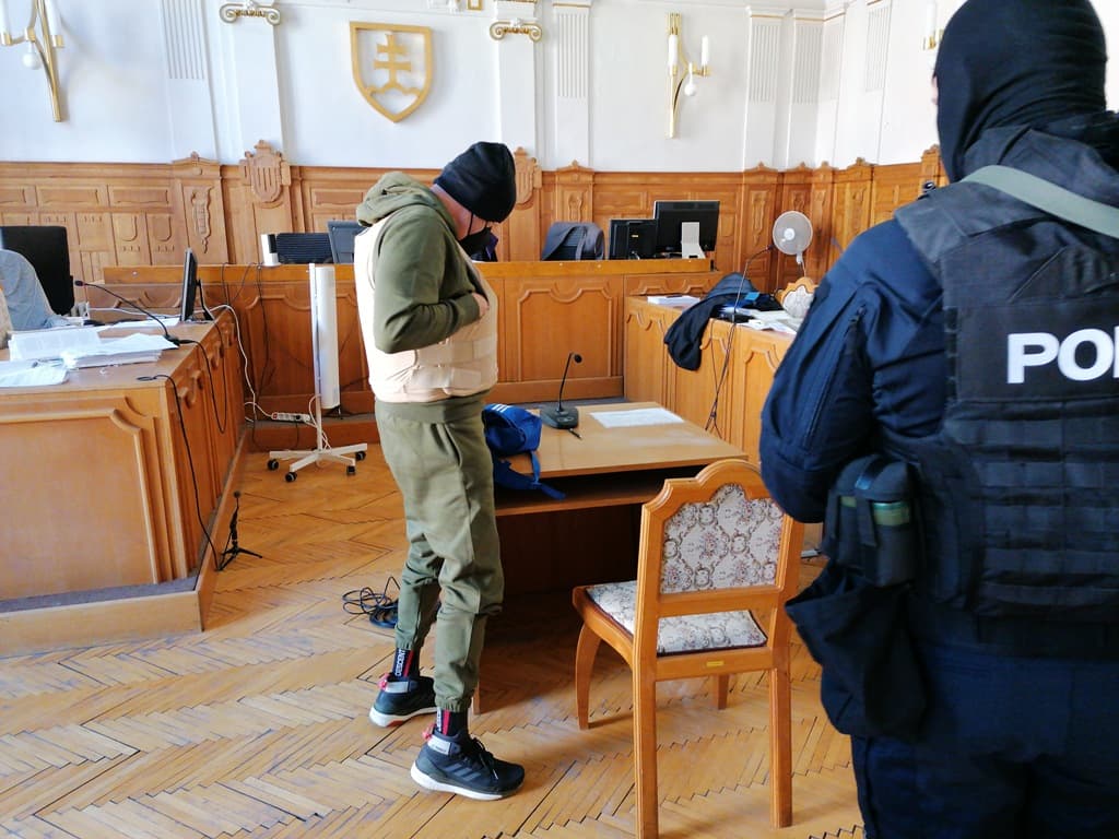 Először állt bíróság elé Bernard Slobodník, golyóálló mellényben vezették a tárgyalóterembe