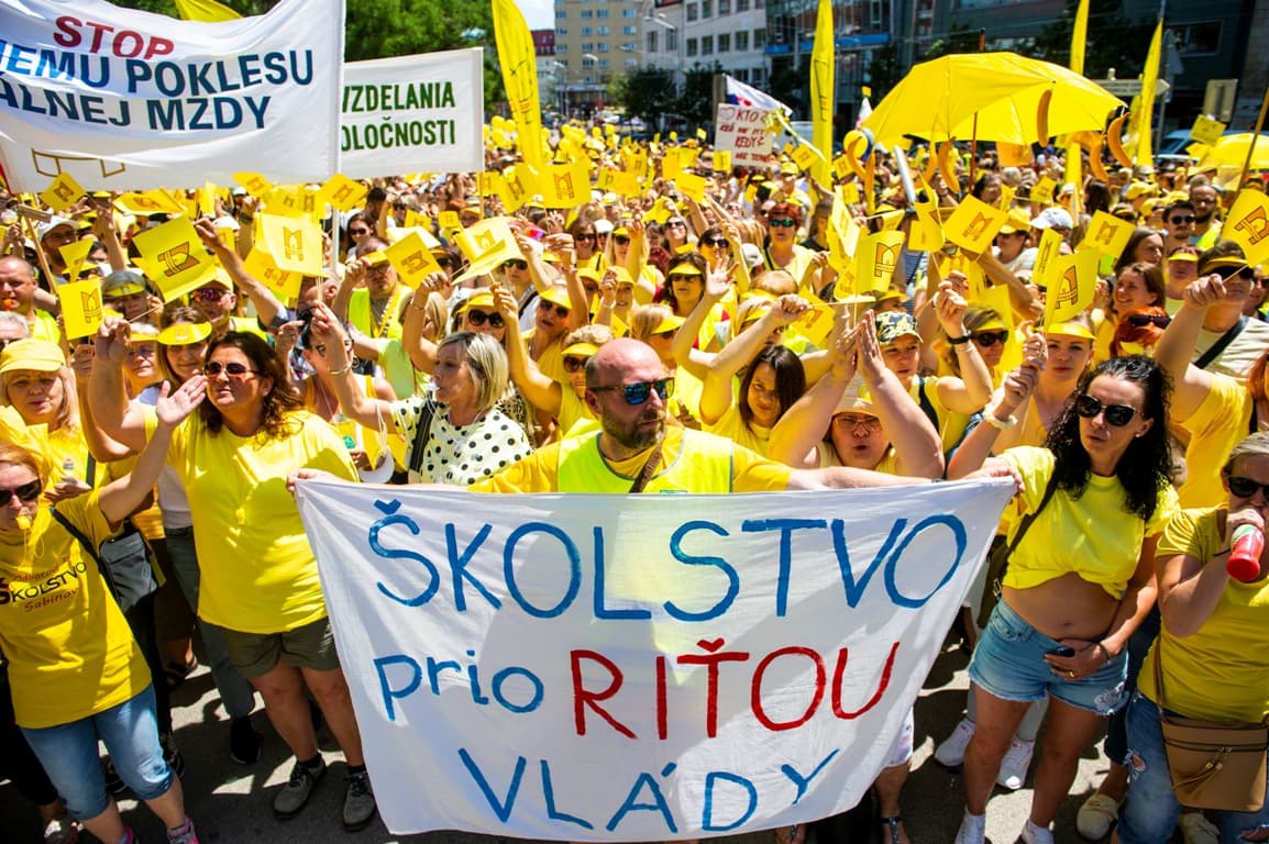Több ezer tanár és iskolai alkalmazott tüntetett Pozsonyban (FOTÓK)