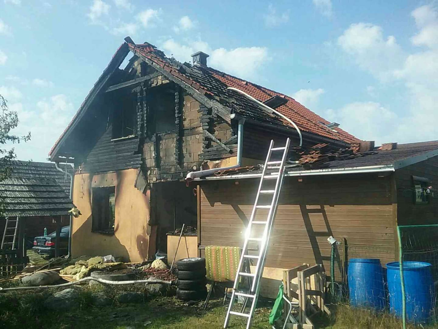 Lángok csaptak fel a kétszintes családi házban, a tűzoltókat borzalmas látvány fogadta odabent
