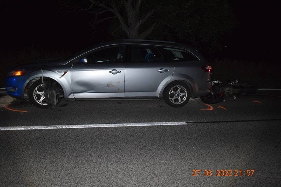 Tragédia: Autós elé ugrott egy férfi, a Ford mögött haladó motoros már nem tudott megállni