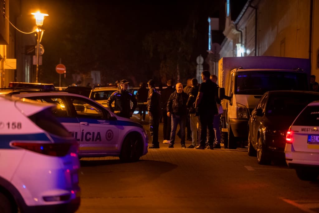 Éjfél körül valaki jelentette, hogy látta a pozsonyi lövöldözőt, a rendőrök viszont csak hét órával később találták meg a holttestét