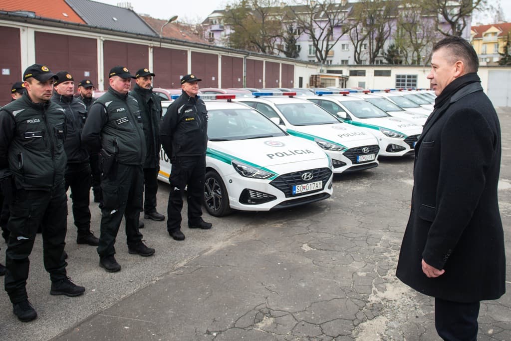Jövőre jönnek az új rendőrautók, de Mikulec még most osztogat a régiekből (FOTÓK)