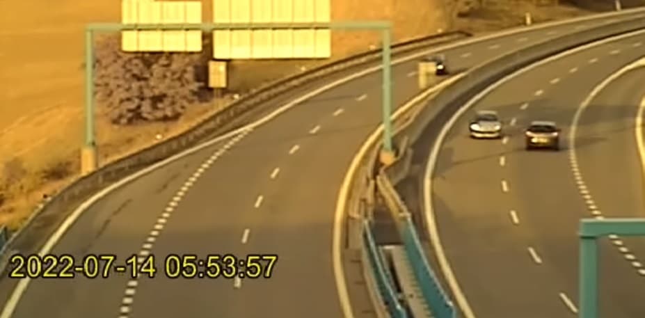 Forgalommal szemben száguldott egy hölgy a Peugeot-jával az R1-esen! (Videó)