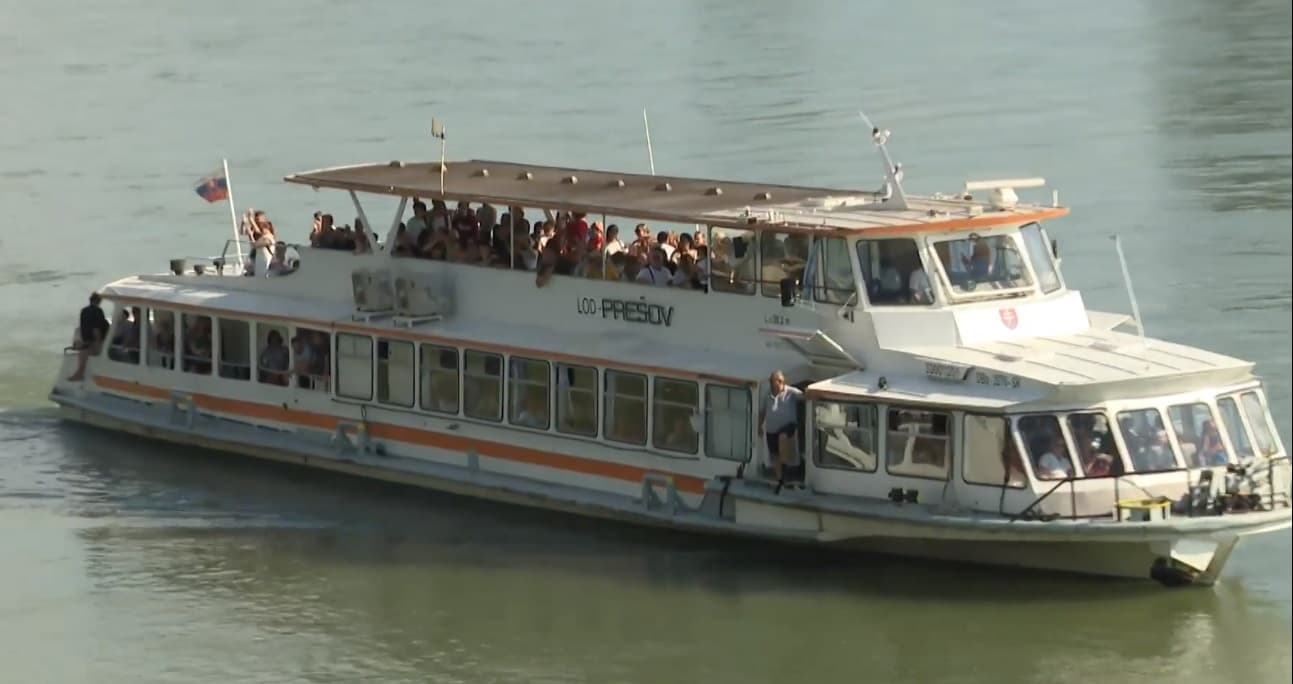 Megrekedt egy turistahajó a pozsonyi Dunán
