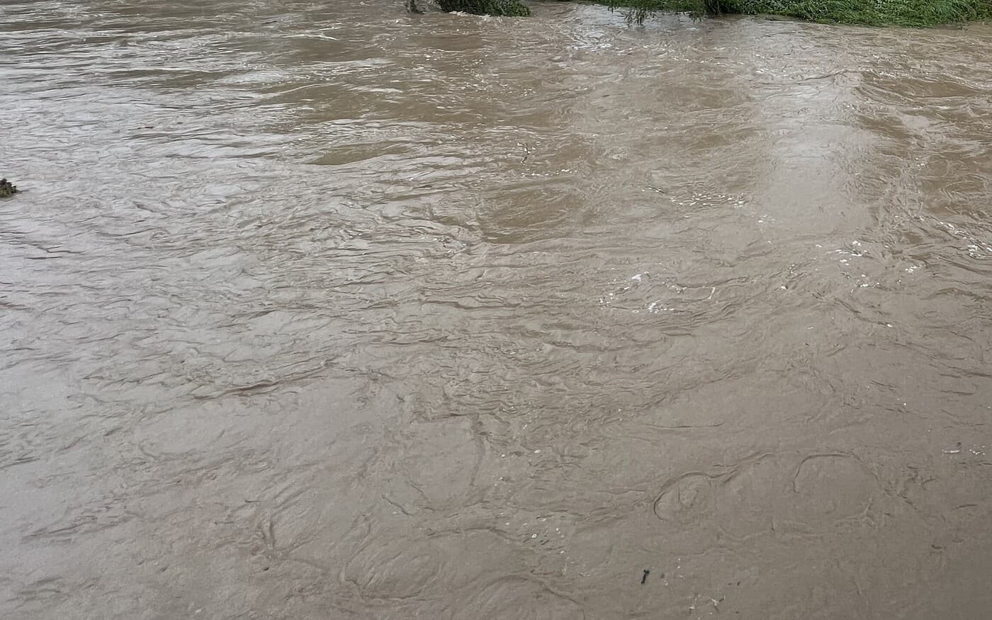 Halálos áldozatokat követelő esőzés sújtotta Ománt, az árvíz egy iskolabuszt is elsodort