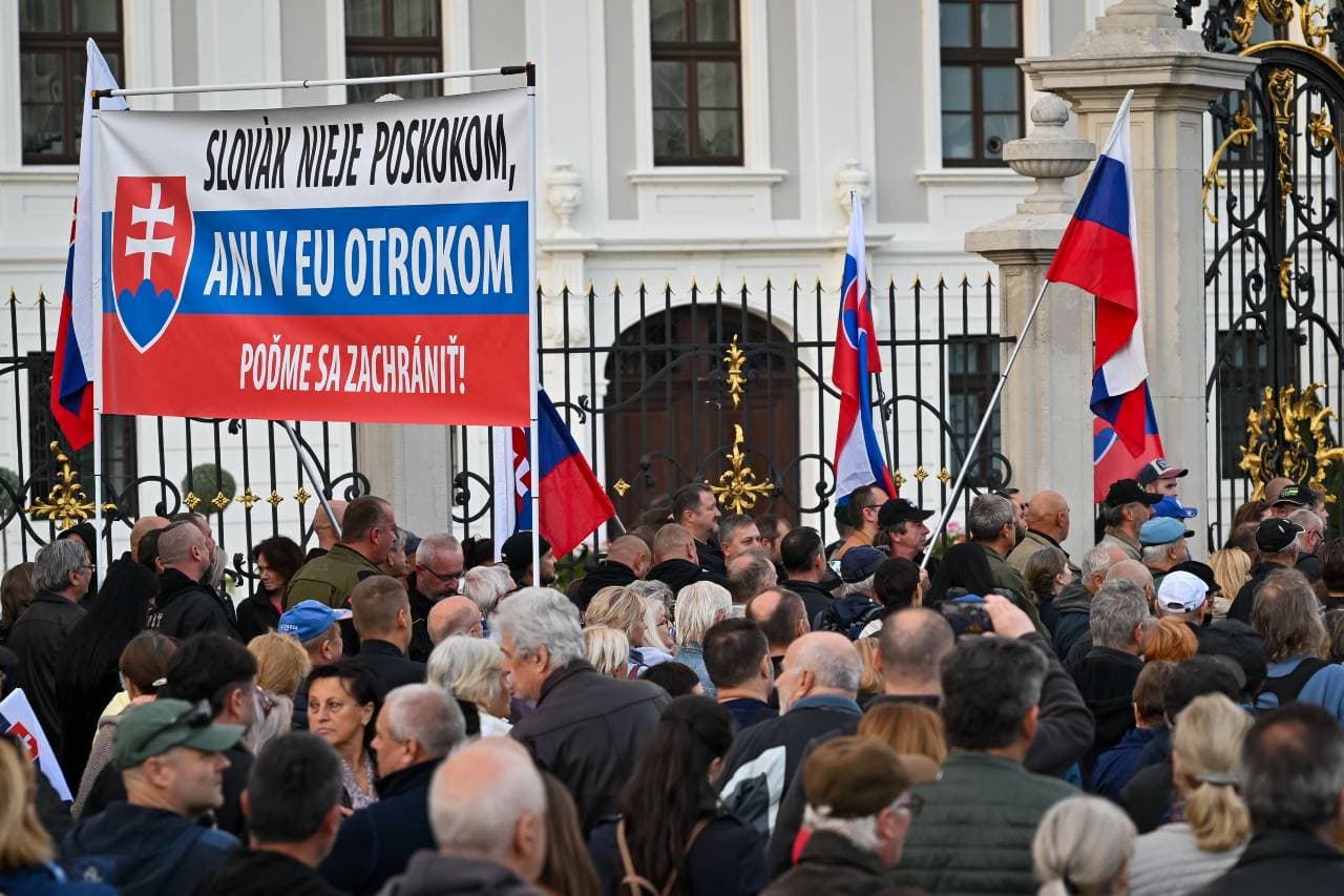 Néhány százan tüntettek az elnöki palotánál Huliak kinevezése mellett (FOTÓK)