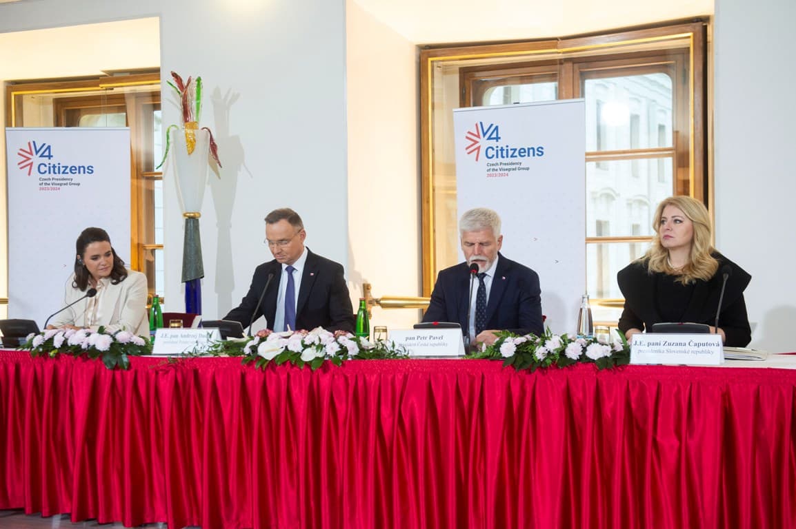 FOTÓK: A magyar, szlovák, cseh és lengyel köztársasági elnökök csúcstalálkozója zajlik a prágai várban