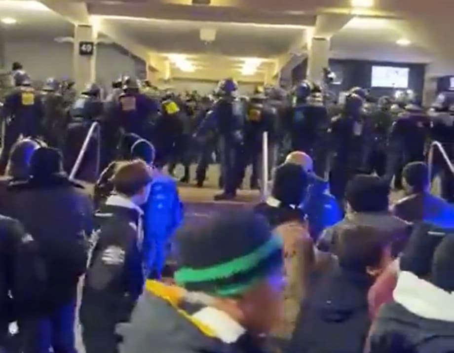 VIDEÓ: Szurkolók és rendfenntartók csaptak össze a Frankfurt-Stuttgart meccsen, több mint százan megsérültek