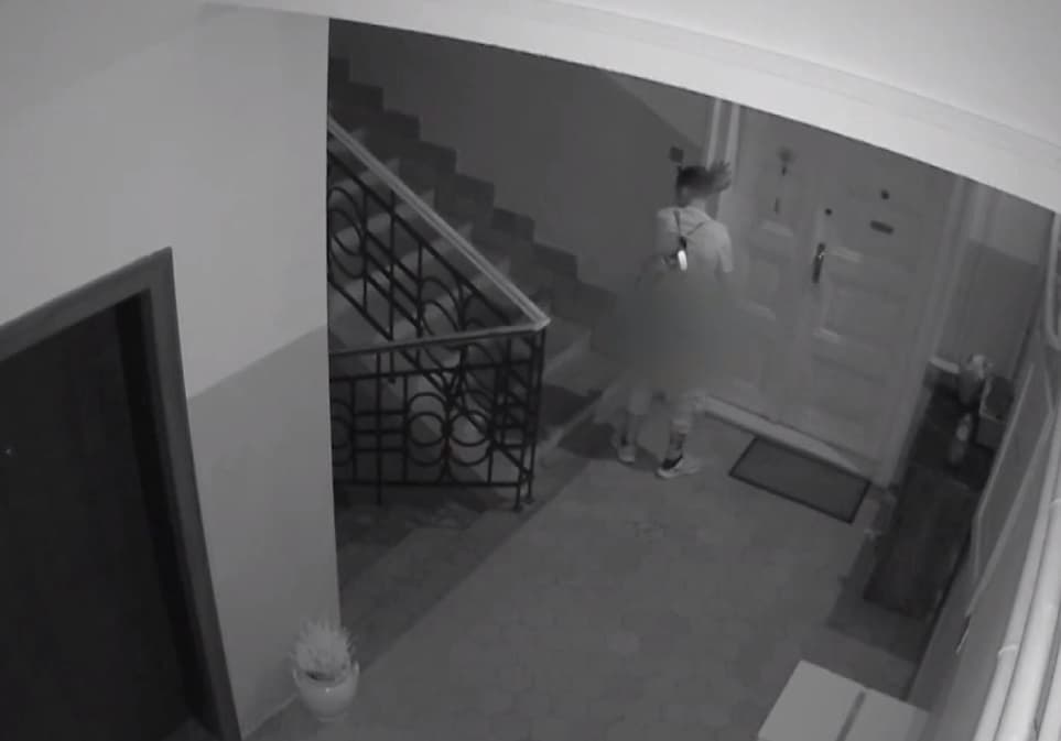 Félárbócon volt a gatyája, maszturbált és arra várt, hogy egy nő ajtót nyit neki (Videó)