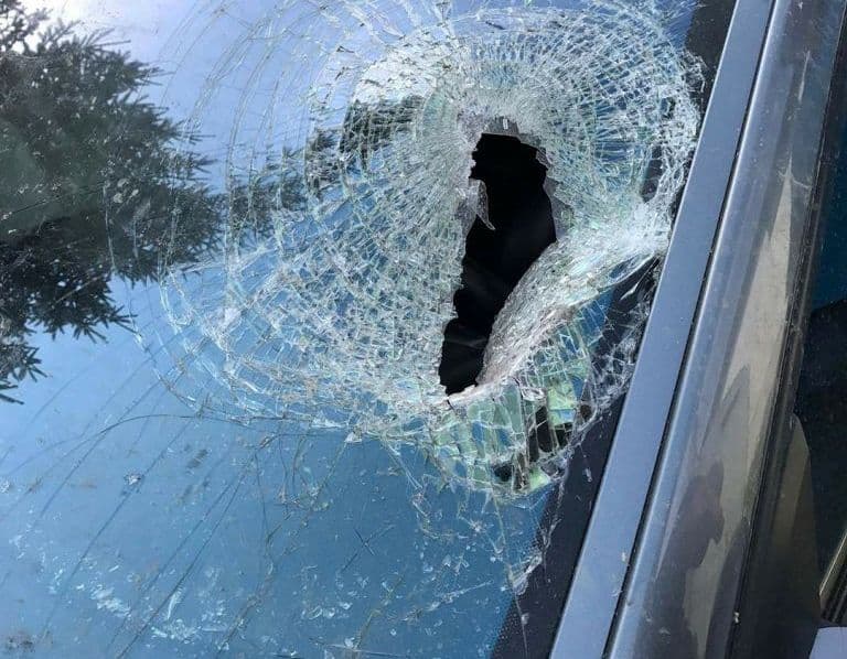 Vaskos faág csapódott egy autó szélvédőjébe menet közben Felbárnál!