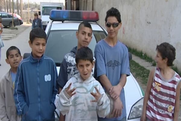 RENDŐRBOTRÁNY: Felmentették a roma gyerekeket ütlegelő rendőrt